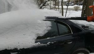 Leaf blower removes snow from cars